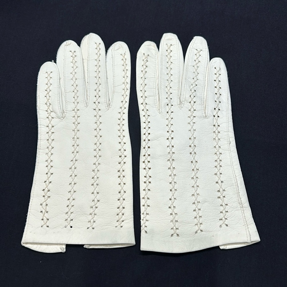 Vintage White Leather Gloves. Made in Italy. Size 7. Mint Condition.
